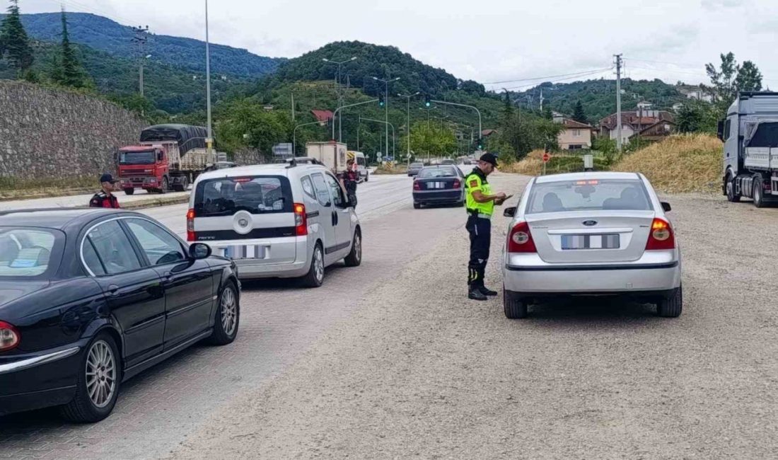 2 bin 44 araç sürücüsüne cezai işlem uygulandı Düzce’de trafik ekipleri kural tanımayan sürücülere geçit vermiyor. 9-13 Temmuz