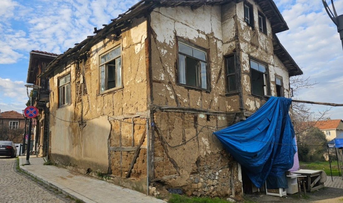 200 yıllık konak yeniden ayağa kalkıyor Gölcük Belediyesi, Saraylı Mahallesi’nde bulunan korunması gereken kültür varlığı niteliğindeki