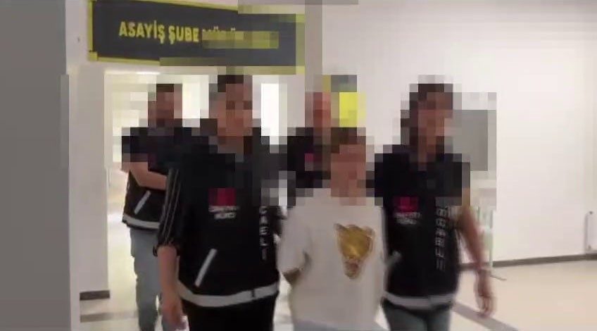 21 yaşındaki gencin bıçaklanarak öldürüldüğü olayda 3 tutuklama Kocaeli’nin İzmit ilçesinde 21 yaşındaki gencin bıçaklanarak öldürülmesine ilişkin gözaltına