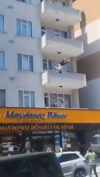 4. kattan atladı, sundurmanın üzerine düşerek yaralandı Kocaeli’nin Çayırova ilçesinde 4. kattan atlayarak intihar girişiminde bulunan kadın,