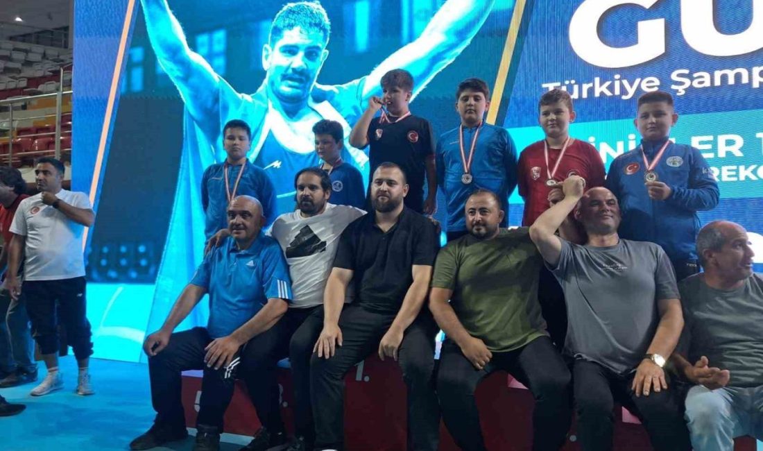 Düzce Belediyesi Spor Akademisi, Sivas’ta düzenlenen Türkiye Şampiyonası’nda minik güreşçileriyle