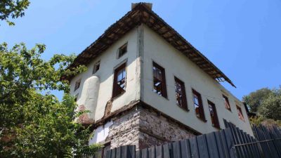 Kocaeli’nin İzmit ilçesindeki tarihi Hacı Ayvaz Camisi’nde, ağır hasarlı olduğu