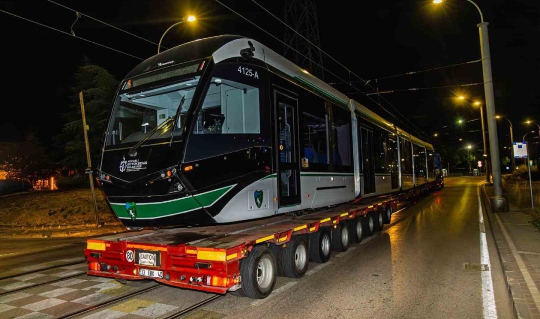 7’nci tramvay raylara indirildi Kocaeli’de satın alınan 10 tramvay aracından 7’ncisini de raylara indirildi.