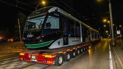 Kocaeli’de satın alınan 10 tramvay aracından 7’ncisini de raylara indirildi.