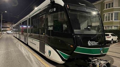 Kocaeli için özel tasarlanan tramvayların 9’uncusu raylara indirildi. 10 araçlık