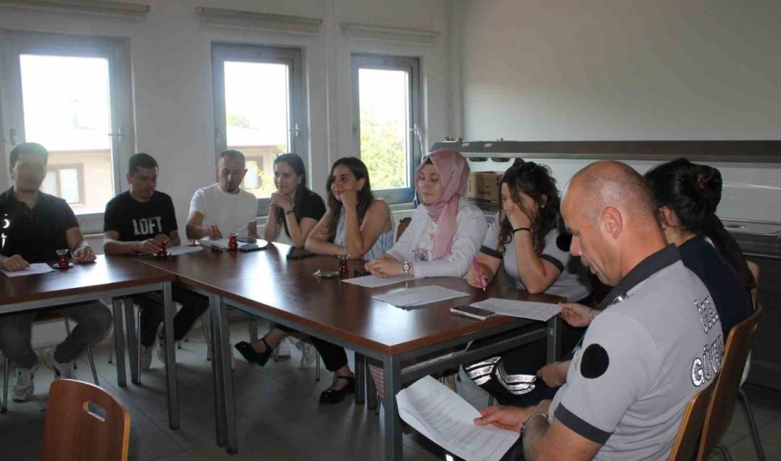 Afet ve acil durumlara hazırlık yaptılar Gölyaka İlçe Devlet Hastanesinde acil ve afetlere hazırlık için masa
