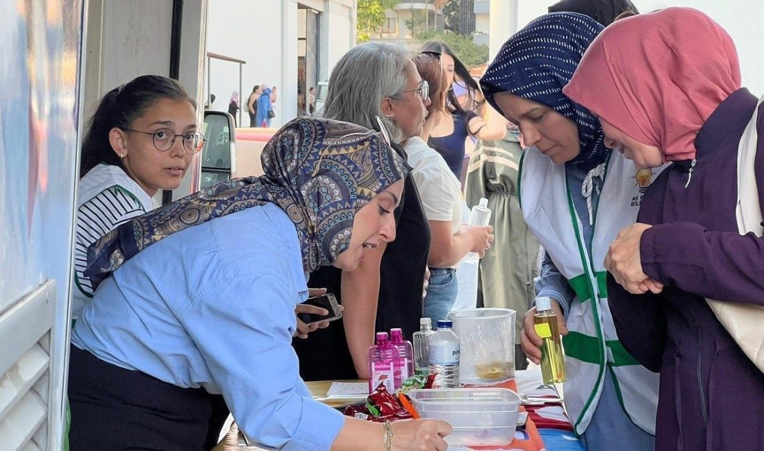 AK Parti üyelik standına büyük ilgi AK Parti Bilecik İl Başkanı Serkan Yıldırım, Hürriyet Mahallesinde kurulan