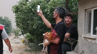 Bilecik’in Osmaneli ilçesindeki orman yangınında alevlerin yaklaştığı Selçik köyü boşaltıldı.