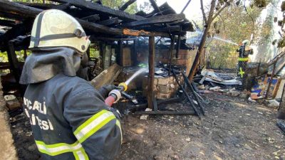 Kocaeli’nin Başiskele ilçesinde alevlere teslim olan ahır ve samanlık kullanılamaz