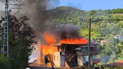 Kastamonu’nun Cide ilçesinde çıkan yangında bir ev tamamen yanarak kullanılamaz