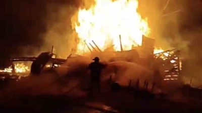 Kastamonu’da çıkan yangında bir ev yanarak küle dönerken, bir vatandaş