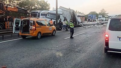 DÜZCE(İHA) – Anadolu Otoyolu Düzce kesiminde tır aracı bariyerlere çarparak