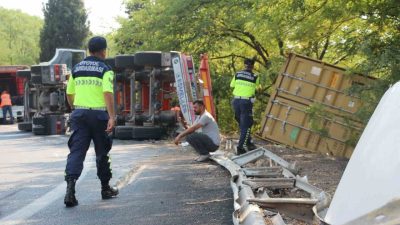 Anadolu Otoyolu Akyazı gişeleri bağlantı yolunda sürücüsünün kontrolünden çıkan tır