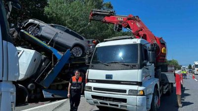 Anadolu Otoyolu Sakarya sıfır kilometre Togg araçları taşıyan tır, önünde