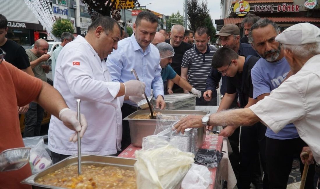 Aşure dağıtımıyla gönüller ısındı AK Parti Düzce İl teşkilatı tarafından vatandaşlara aşure ikramı yapıldı.