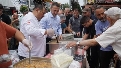 AK Parti Düzce İl teşkilatı tarafından vatandaşlara aşure ikramı yapıldı.