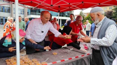 Düzce Belediye Başkanı Dr. Faruk Özlü Cuma namazı çıkışında vatandaşlara
