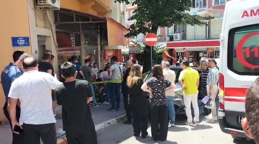 Babasının kliniğinde çalışan 2 diş hekimini bacaklarından vurdu Kocaeli’nin Kandıra ilçesinde bir şahıs, babasının diş kliniğinde çalışan 2