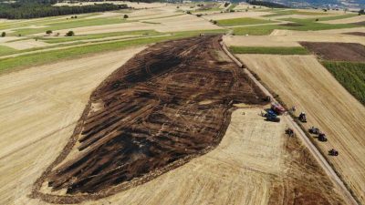 Bolu’da balya yapan bir çiftçi, karşı tarlada yükselen dumanları fark