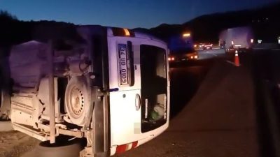 Bolu TEM Otoyolu’nda kontrolden çıkan hafif ticari araç, bariyerlere çarparak