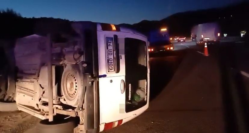Bolu TEM Otoyolu’nda kontrolden çıkan hafif ticari araç, bariyerlere çarparak