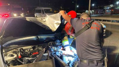 Kocaeli D100 Karayolu’nda meydana gelen kazada otomobil, yol ayrımında bariyerlere