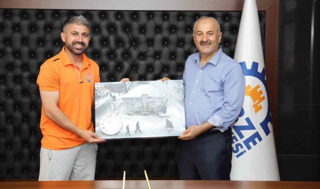 Başarılı karatecilerden Başkan Büyükgöz’e ziyaret Uluslararası Balkanlar ve Türkiye’de düzenlenen çeşitli karate turnuvalarında derece elde