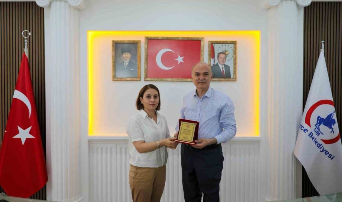 Başarılı müdürlere plaket verildi DÜZCE (İHA) – Düzce Belediye Başkanı Faruk Özlü, kurum içerisinde
