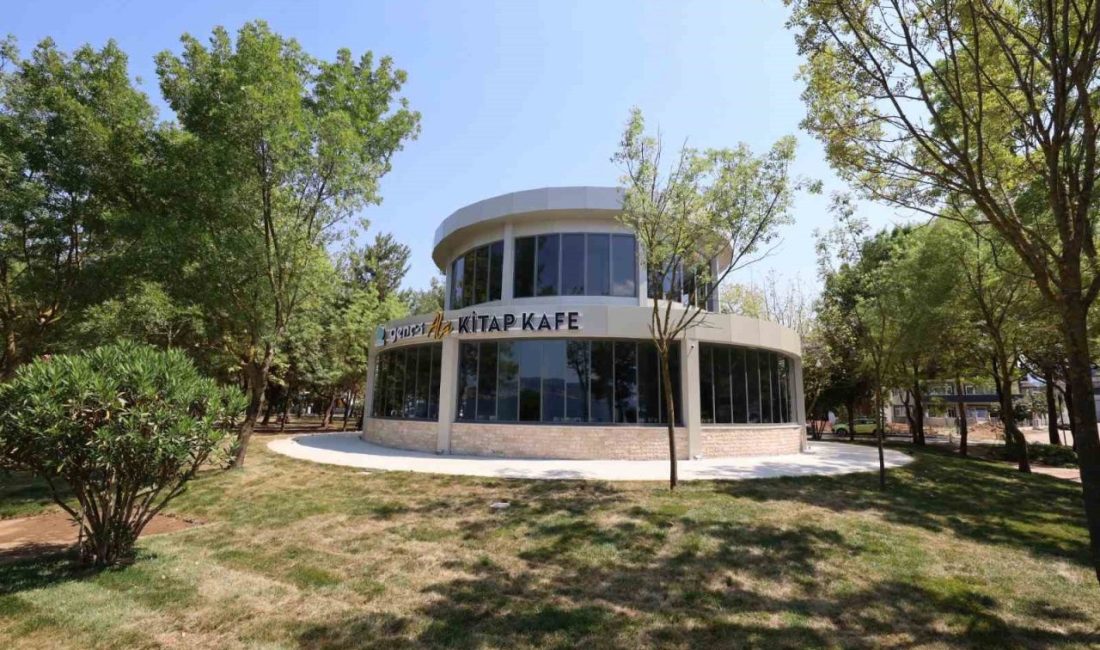 Başiskele Sahili’ne kitap kafe açıldı Kitapseverleri Kocaeli’nin en güzel sahillerinden biri olan Başiskele Sahili’nde buluşturan