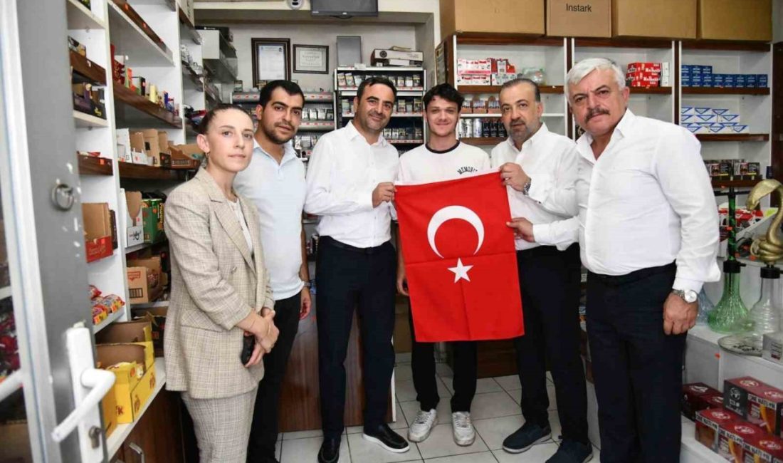 Başiskele’de esnafa Türk bayrağı dağıtıldı Başiskele’de Cumhurbaşkanı Recep Tayyip Erdoğan’ın “85 Milyona Bayrak” çağrısı kapsamında