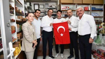 Başiskele’de Cumhurbaşkanı Recep Tayyip Erdoğan’ın “85 Milyona Bayrak” çağrısı kapsamında