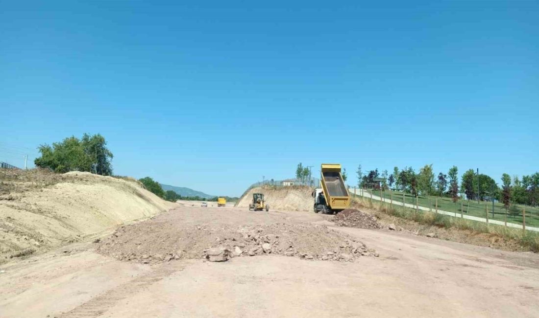 Başiskele’de inşa edilen yeni yol D-100’ün yükünü hafifletecek Başiskele ilçesinde D-100 kara yoluna alternatif oluşturacak ve trafik yoğunluğunu
