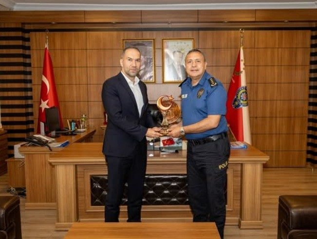 Başkan Özdemir’den Emniyet Müdürü Yılmaz’a ziyaret Niğde Belediye Başkanı Emrah Özdemir, Bilecik İl Emniyet Müdürü Hakan