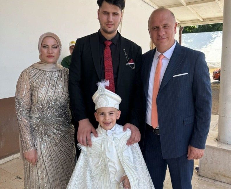 Bekir Torun’un sevinç dolu günü Osmaneli Belediye Başkanı Bekir Torun, oğlu Doruk’un sünnet cemiyetinde sevdikleriyle