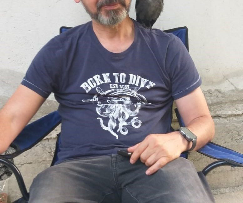 Besle kargayı, dostun olsun DÜZCE(İHA) – Düzce’de yavru iken koruma altına aldığı karga dostu