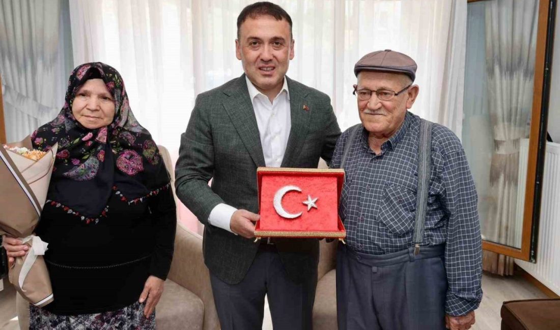 Bilecik Valisi Sözer şehit ailesi ile bir araya geldi Bilecik Valisi Faik Oktay Sözer, şehit Mahmut Ekinay’ın ailesini ziyaret
