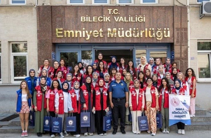 Bilecik’e gelen gönülle gençler İl Emniyet Müdürü Yılmaz’ı ziyaret etti “Damla Gönüllülük Hareketi” projesi kapsamında Bilecik’e gelen gönüllü gençler İl