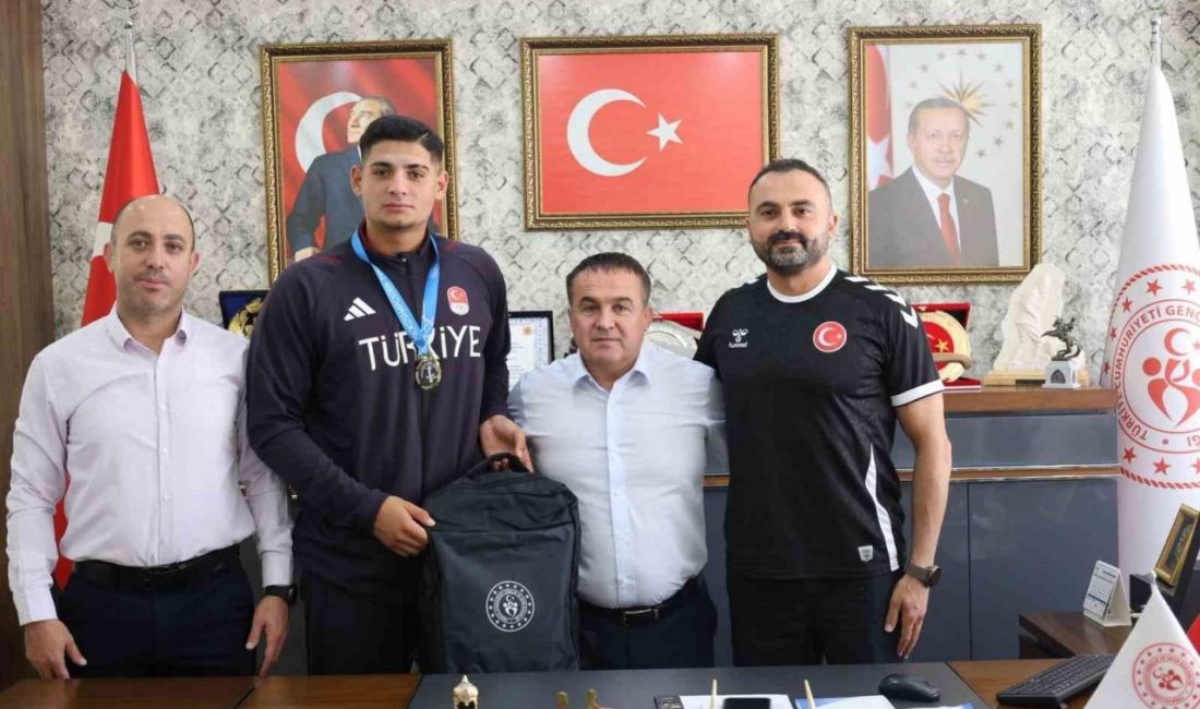 Bilecikli şampiyon Avrupa yolcusu Sivas’ta düzenlenen Okul Sporları Atletizm Gençler Final Yarışması’nda gülle atma