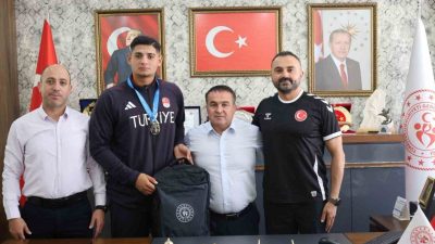 Sivas’ta düzenlenen Okul Sporları Atletizm Gençler Final Yarışması’nda gülle atma