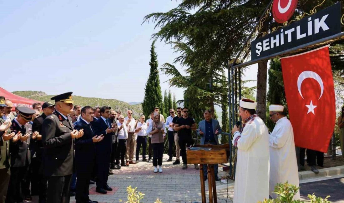 Bilecik’te 15 Temmuz Demokrasi ve Millî Birlik Günü dolayısıyla şehitlik ziyaret edildi Bilecik’te 15 Temmuz Demokrasi ve Milli Birlik Günü programları çerçevesinde
