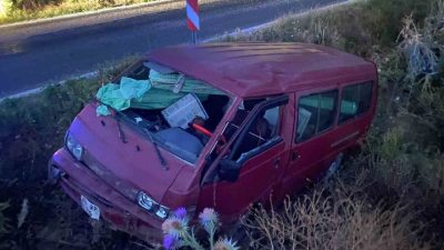 Bilecik’te seyir halinde kontrolden çıkan minibüs dere yatağına uçarken, sürücüsü