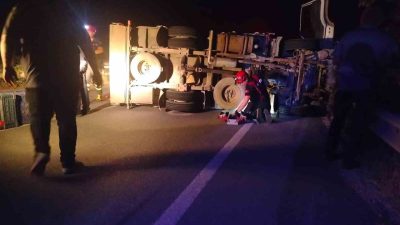 Bilecik’te seyir halindeki kontrolden çıkan domates yüklü kamyon devrilirken, yaşanan