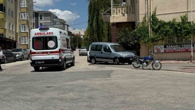 Bilecik’te kontrolden çıkan motosiklet devrilirken, sürücüsü yaralandı. Alınan bilgilere göre;