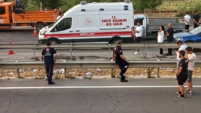Bilecik’te kontrolden çıkan tırın devrilmesi sonucunda meydana gelen trafik kazasında