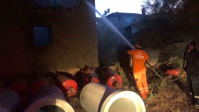 Bilecik’in Osmaneli ilçesinde metruk evde çıkan yangın, itfaiye ekiplerince diğer