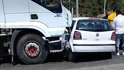 Bilecik’te seyir halindeki tır ile otomobil çarpışması sonucu meydana gelen