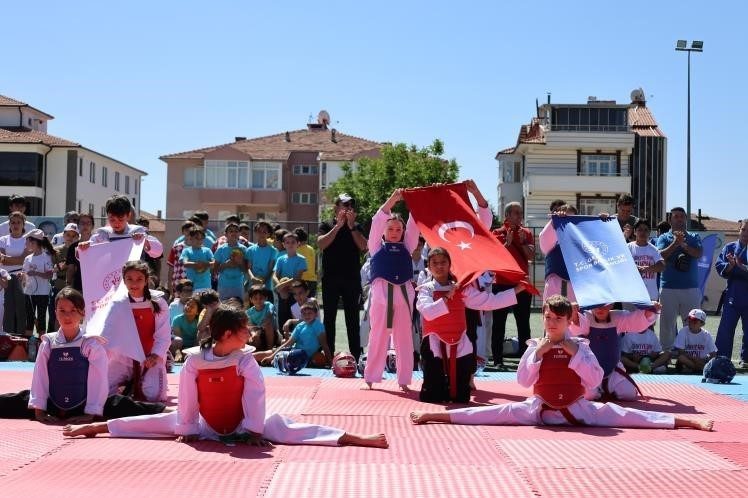 Bilecik’te yaz spor okulları coşkuyla başladı Gençlik ve Spor İl Müdürlüğü tarafından her yıl düzenlenen yaz