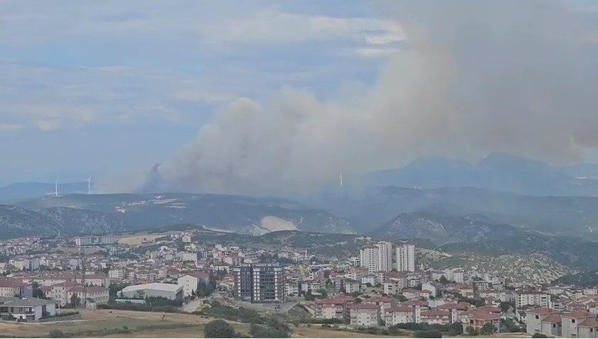 Bilecik’te öğleden sonra başlayan orman yangını rüzgarın etkisiyle hızla yayılırken,
