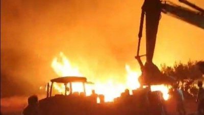 Sakarya’da çıkan ve Bilecik’e sıçrayan orman yangını sonrası alevler arasında