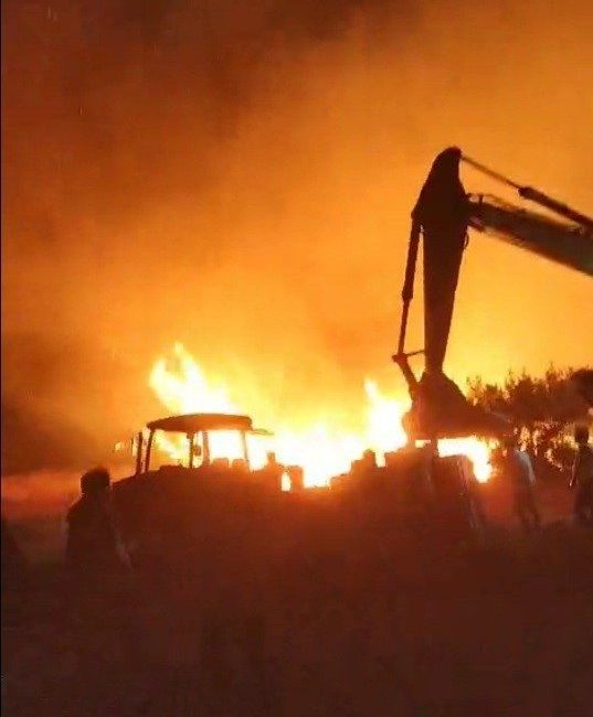 Sakarya’da çıkan ve Bilecik’e sıçrayan orman yangını sonrası alevler arasında
